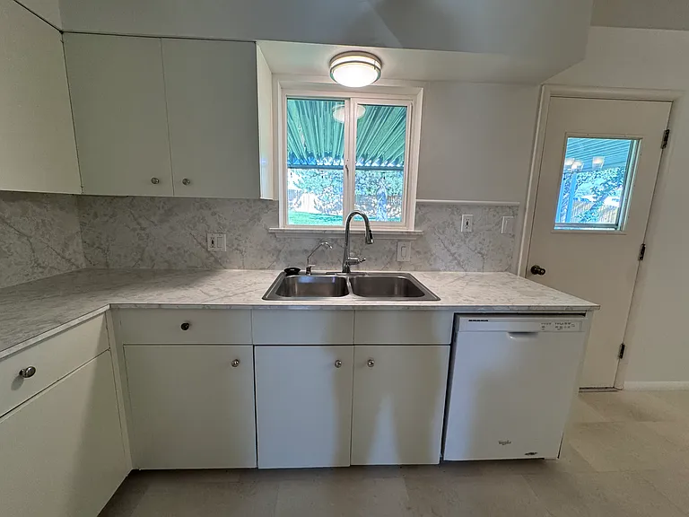 950 Taney Ln — Photo 8