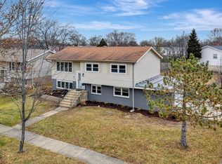 8841 Oakwood Dr, Hickory Hills, IL 60457