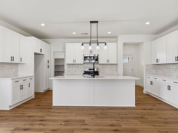 4th image of 211 Endless Dr