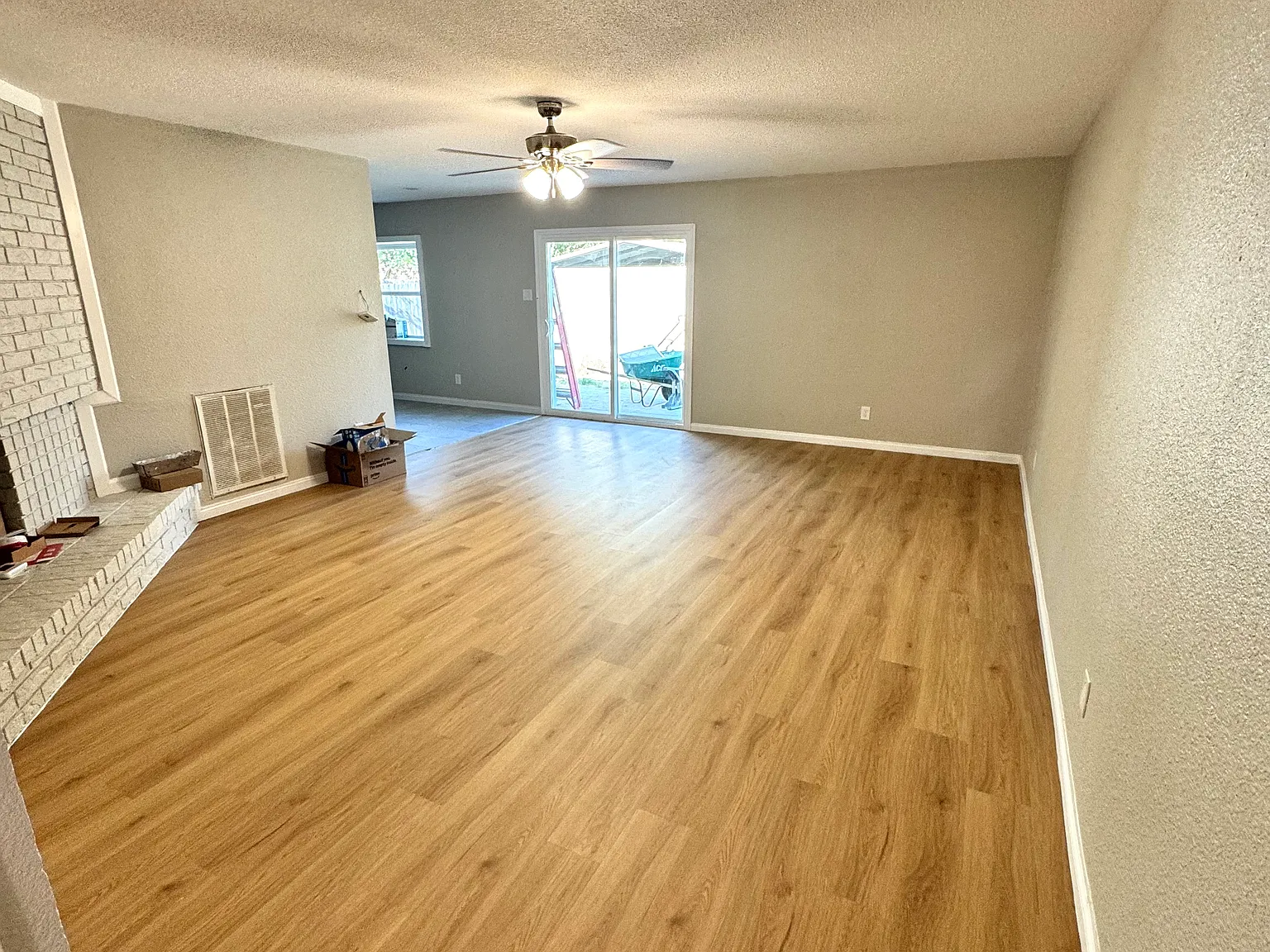 3 bed, 1250 sqft, $2,600 — Photo 2