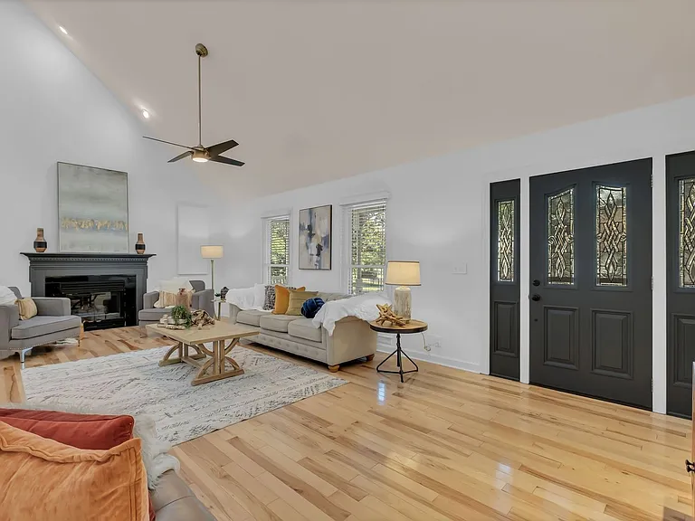221 Adams Ct — Photo 6