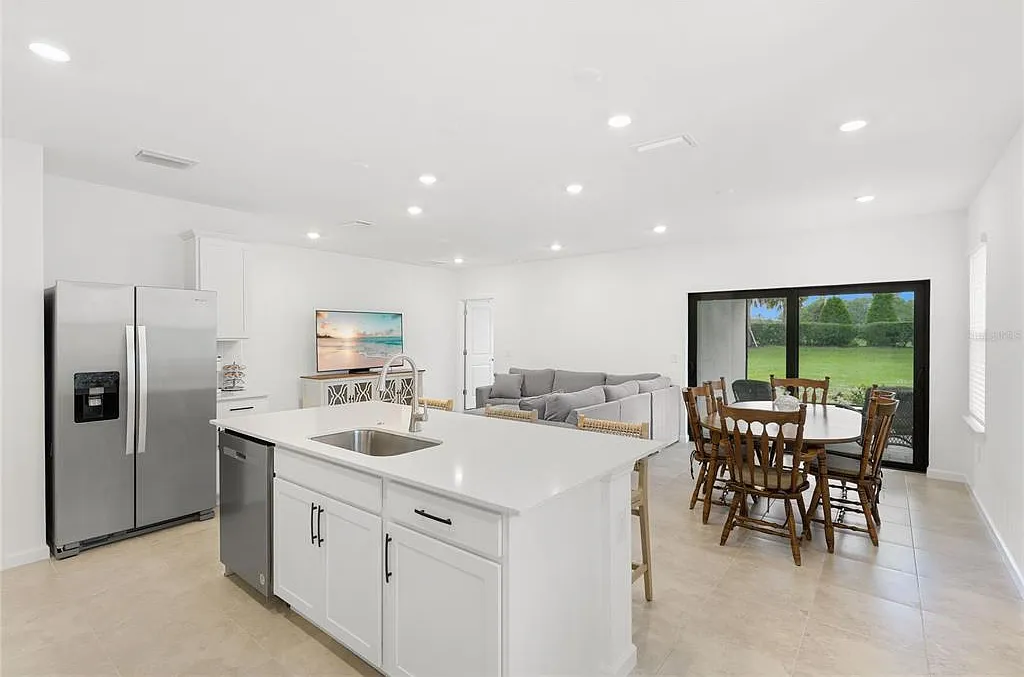4 bed, 2.0 bath, 1591 sqft, $3,000 — Photo 3
