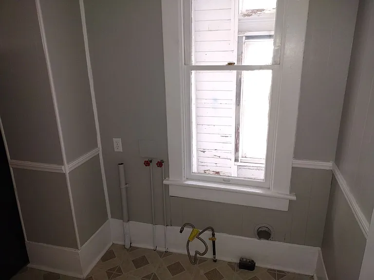 329 N Main St — Photo 3