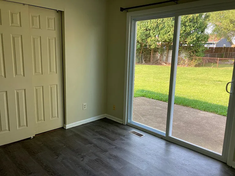 1121 Cambridge Ct — Photo 3