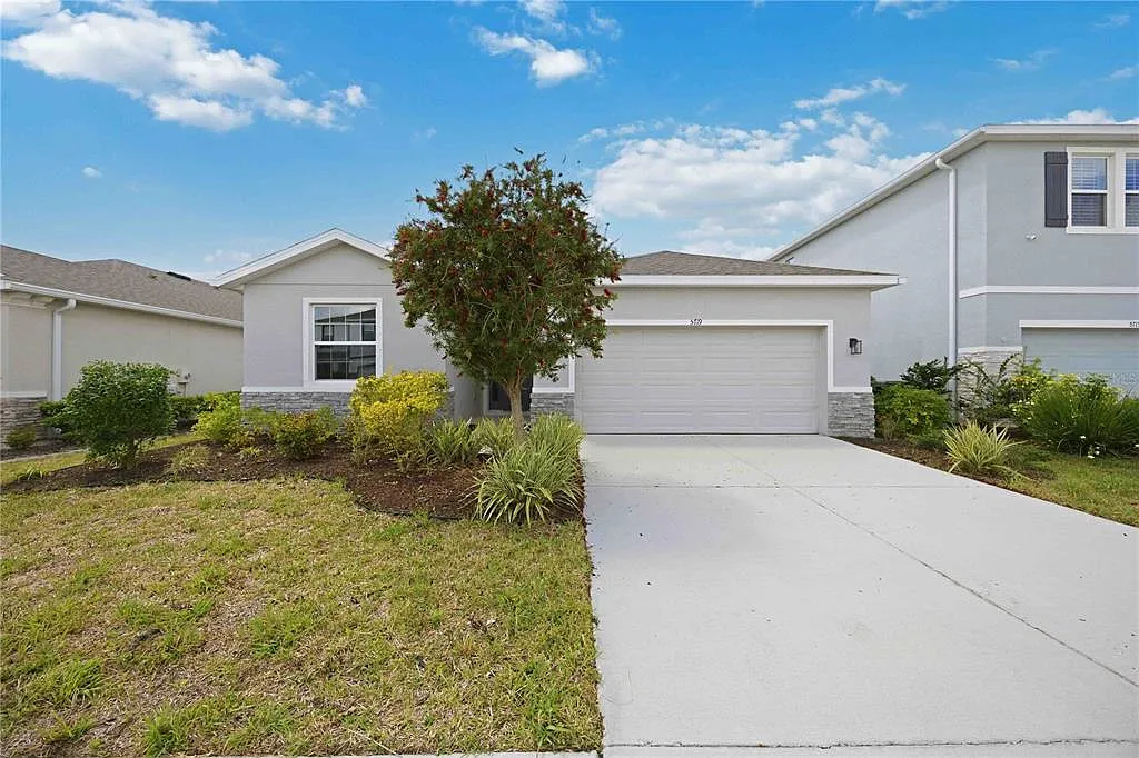 4 bed, 2.5 bath, 2045 sqft, $3,100 — Photo 2