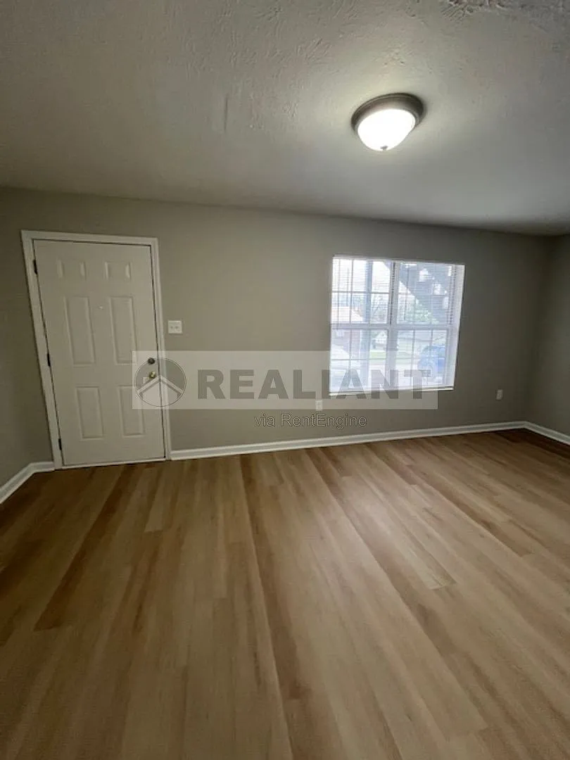 2 bed, 1.0 bath, $850 — Photo 3