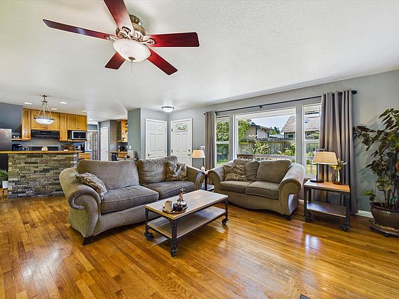 5th image of 2211 Ridgewood Dr