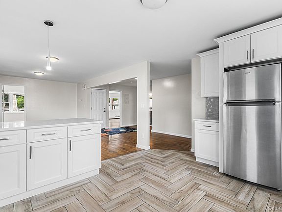 3rd image of 492 Main Street E