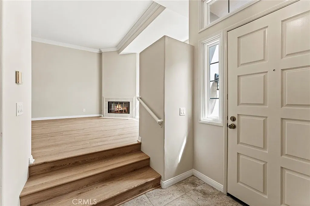 3 bed, 2.5 bath, 2065 sqft, $5,650 — Photo 3
