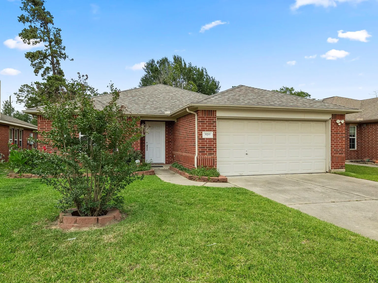 3 bed, 2.0 bath, 1723 sqft, $2,100 — Photo 3