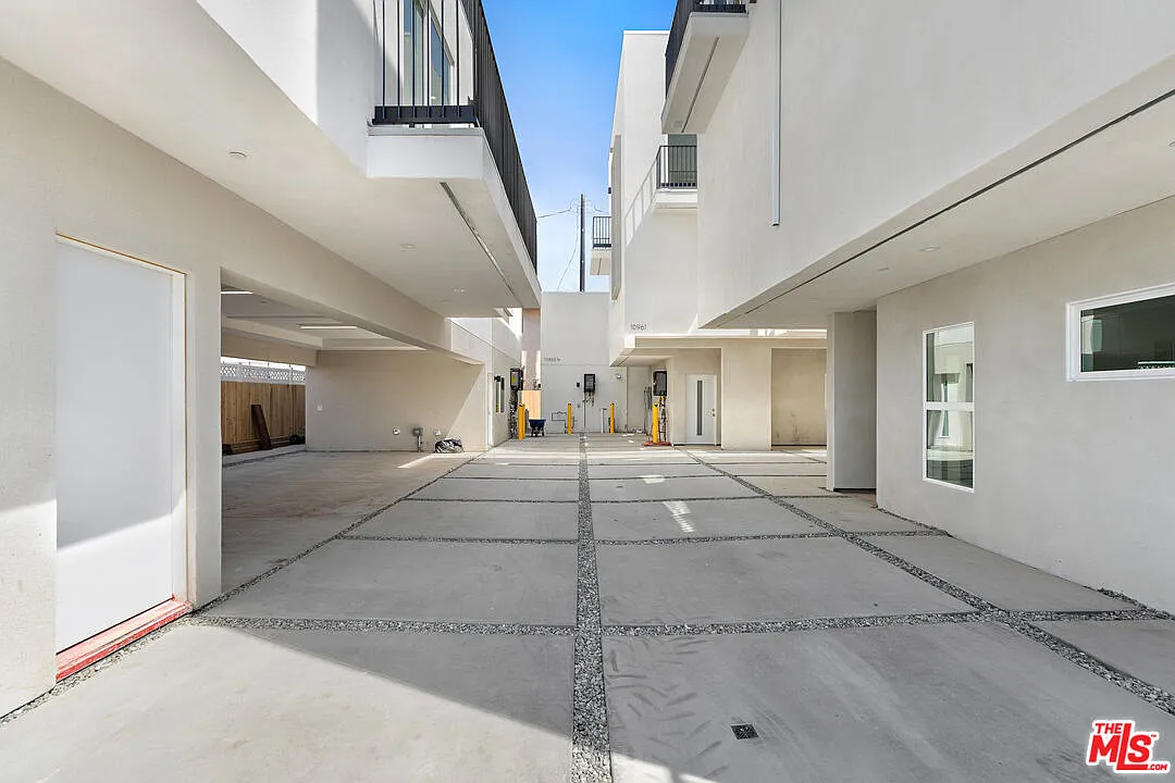 3 bed, 2.0 bath, $3,194 — Photo 4