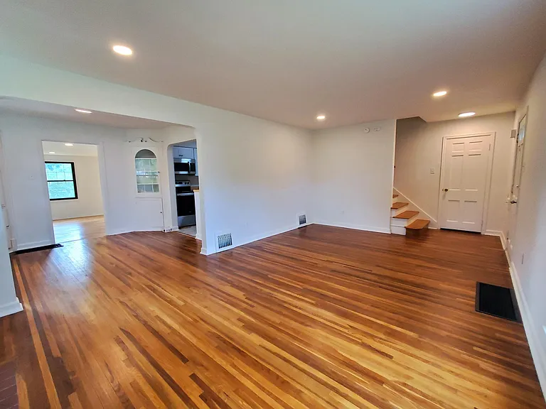 2722 Thompson Ave — Photo 2