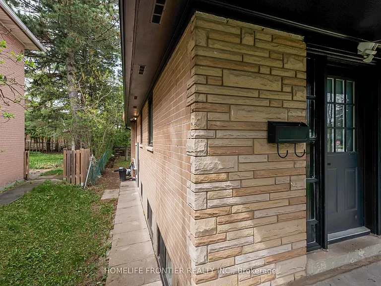 6 Dalmeny Rd #LOWER — Photo 3