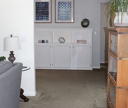 Hall to kitchen,bedrooms.