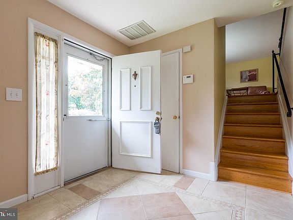 3rd image of 104 Howard Cir