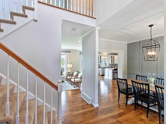 4th image of 26 Maiden Cir