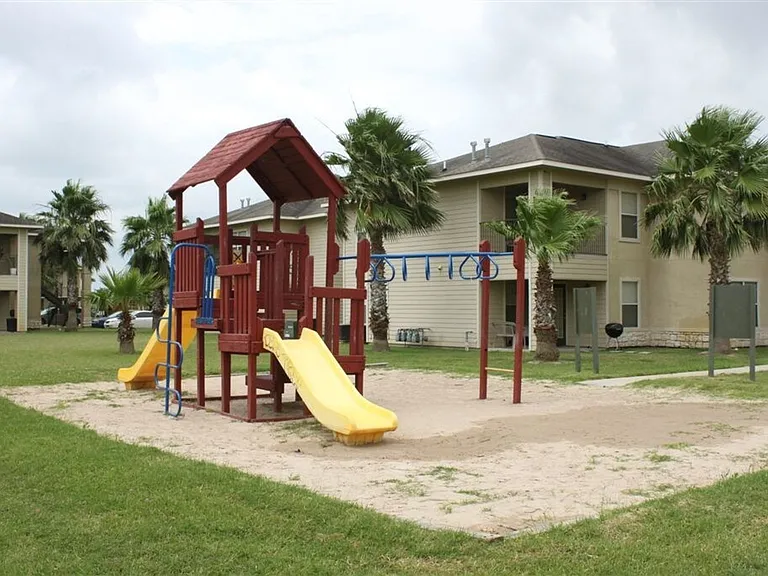 Amistad Apartments — Photo 13