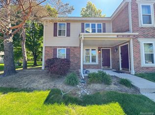 1656 Emerson Cir, Rochester, MI 48307