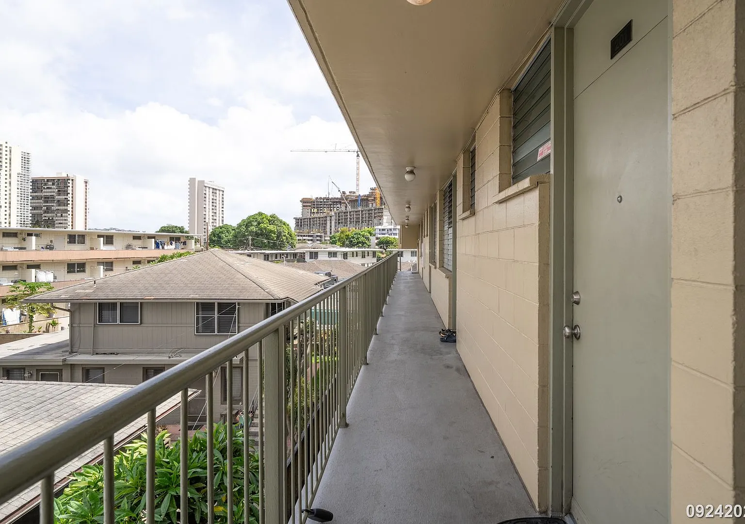$2,100 / 1br - 423ft2 - Well Maintained 1br/1ba/1pkg Unit In Apt (Honolulu) — Photo 3