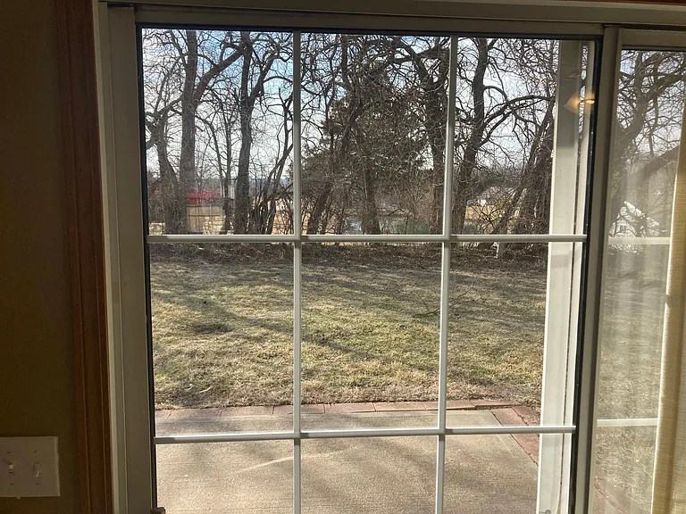 915 Uptegrove Ln — Photo 8