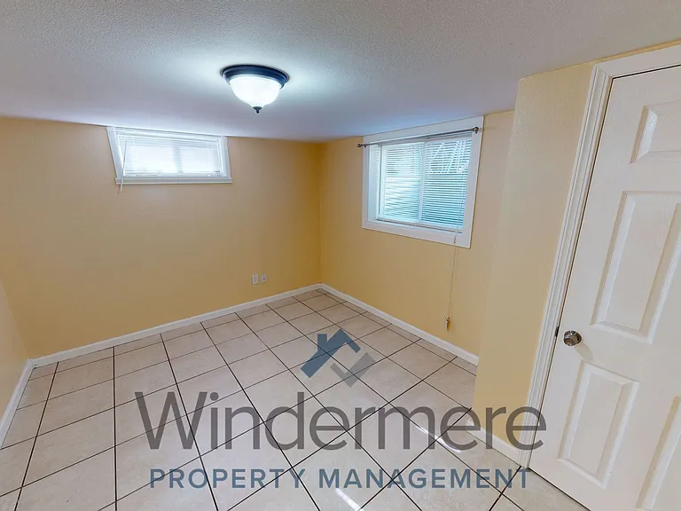527 E Cherry St — Photo 11
