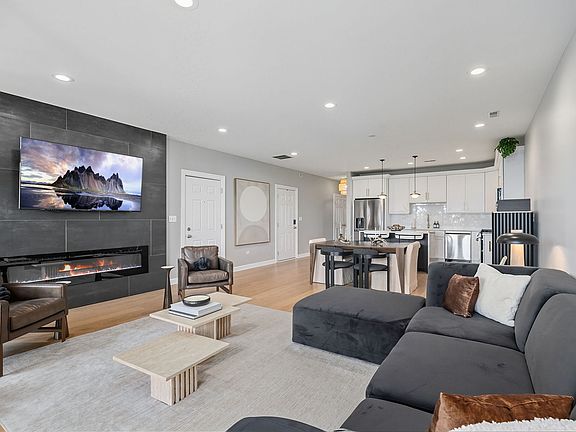 2nd image of 2936 N Lincoln Ave #3N