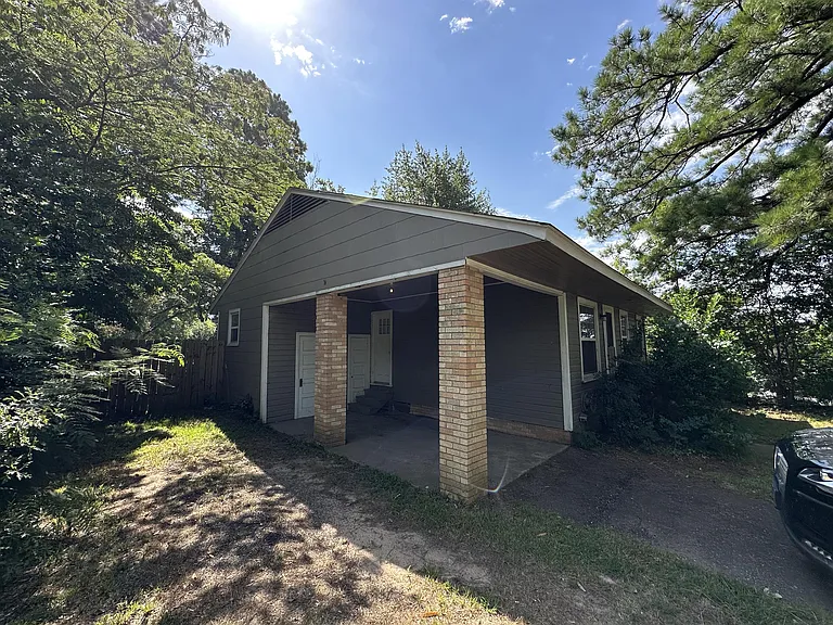 208 N Bowie St — Photo 1