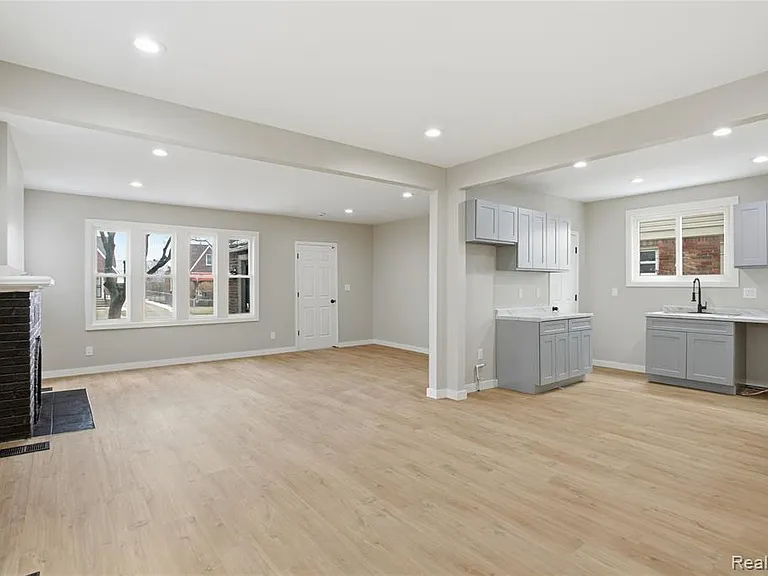 14615-14617 Winthrop St — Photo 17