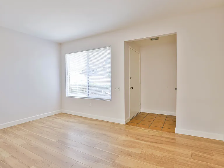327 W Kelly Ave #B — Photo 7
