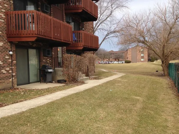 7803 Woodward Ave APT 1B, Woodridge, IL 60517