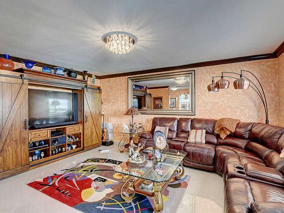 5th image of 401 Burgundy Ave #I