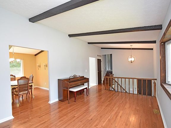 4th image of 9813 Pinedale Dr