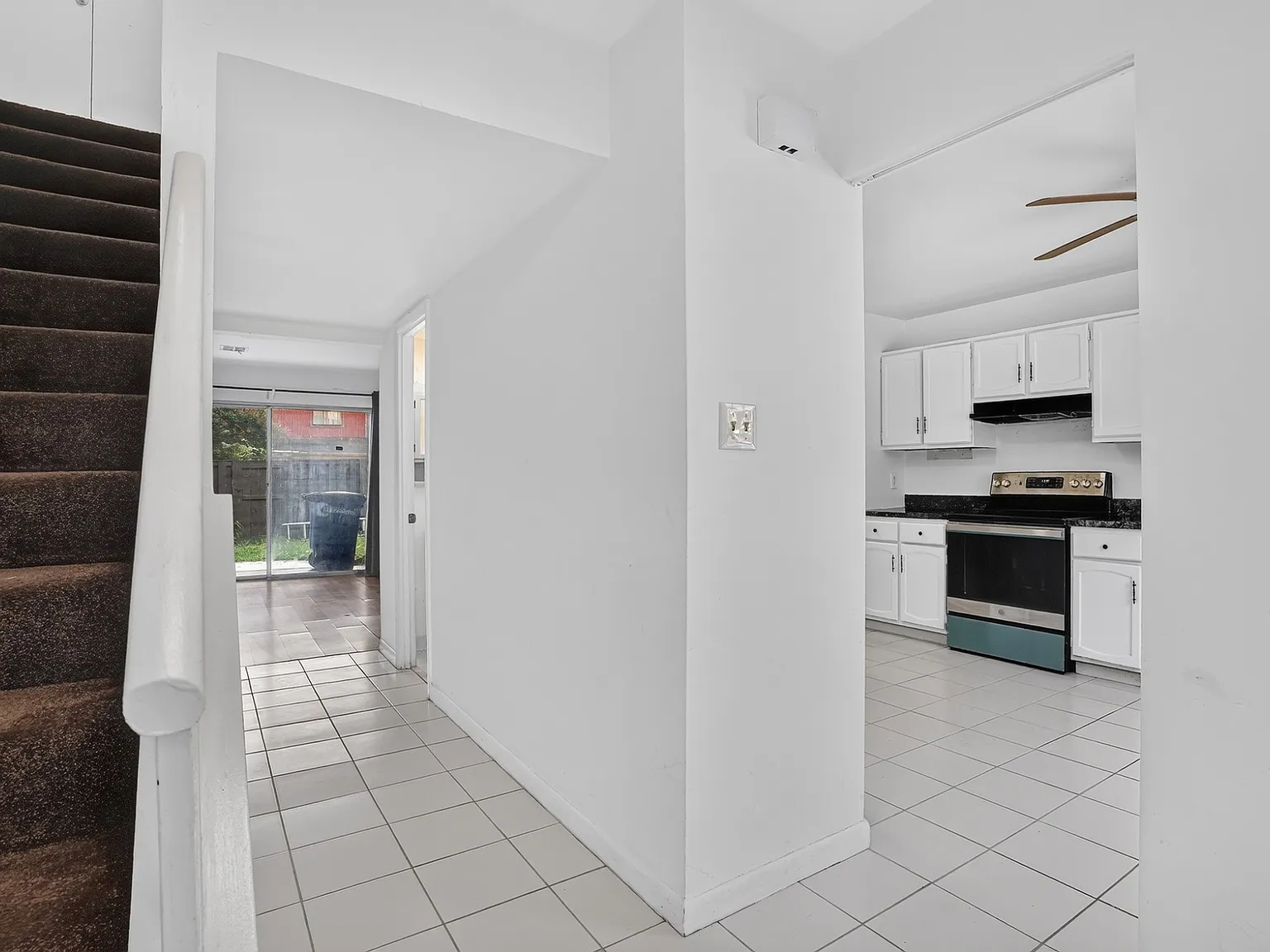 3 bed, 2.5 bath, 1240 sqft, $2,400 — Photo 2