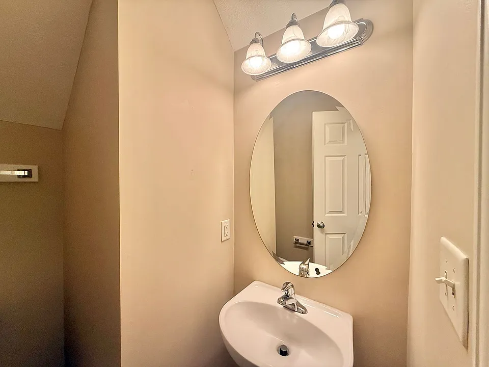 2006 Mirror Dr