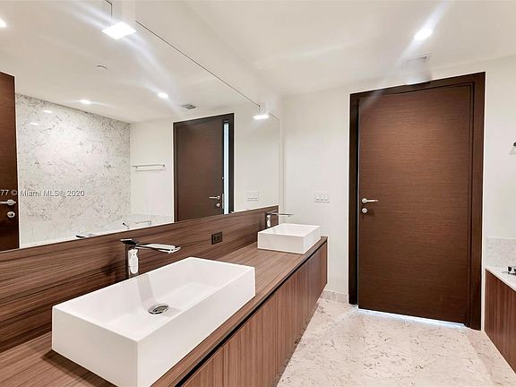 4th image of 1000 Brickell Plz Floor 11