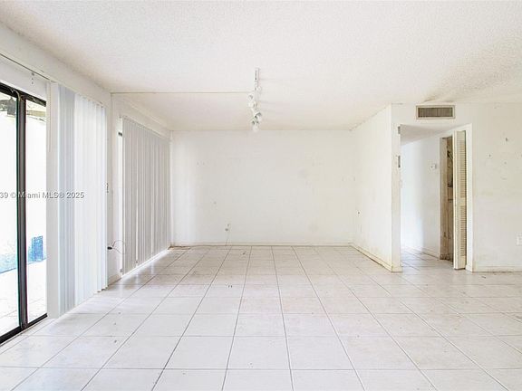 5th image of 927 NE 199th St APT 107