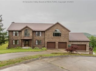 12 Charlo Dr, Hurricane, WV 25526