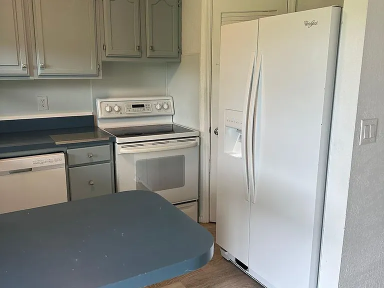 1920 E Edgewood Dr E #K9 — Photo 4