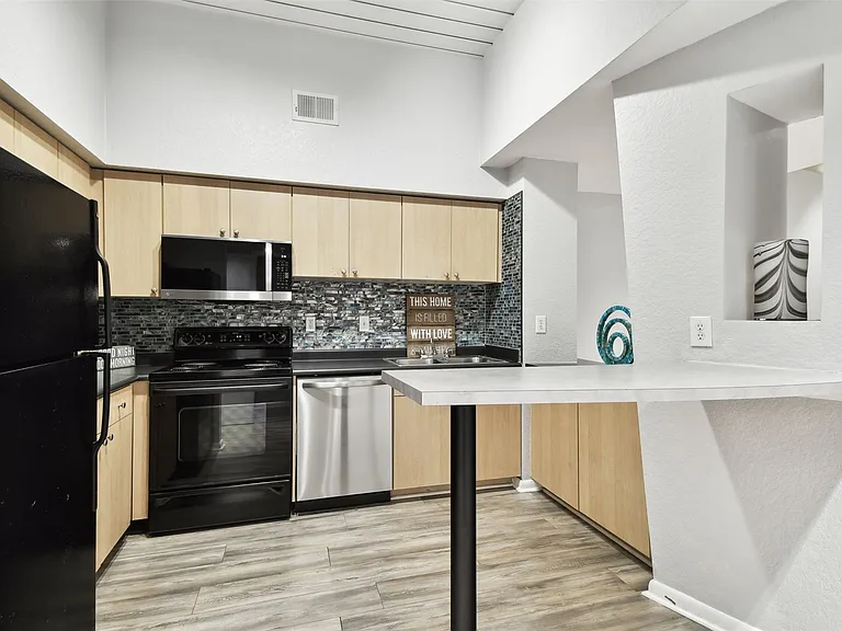 2402 W Azeele St #418 — Photo 12
