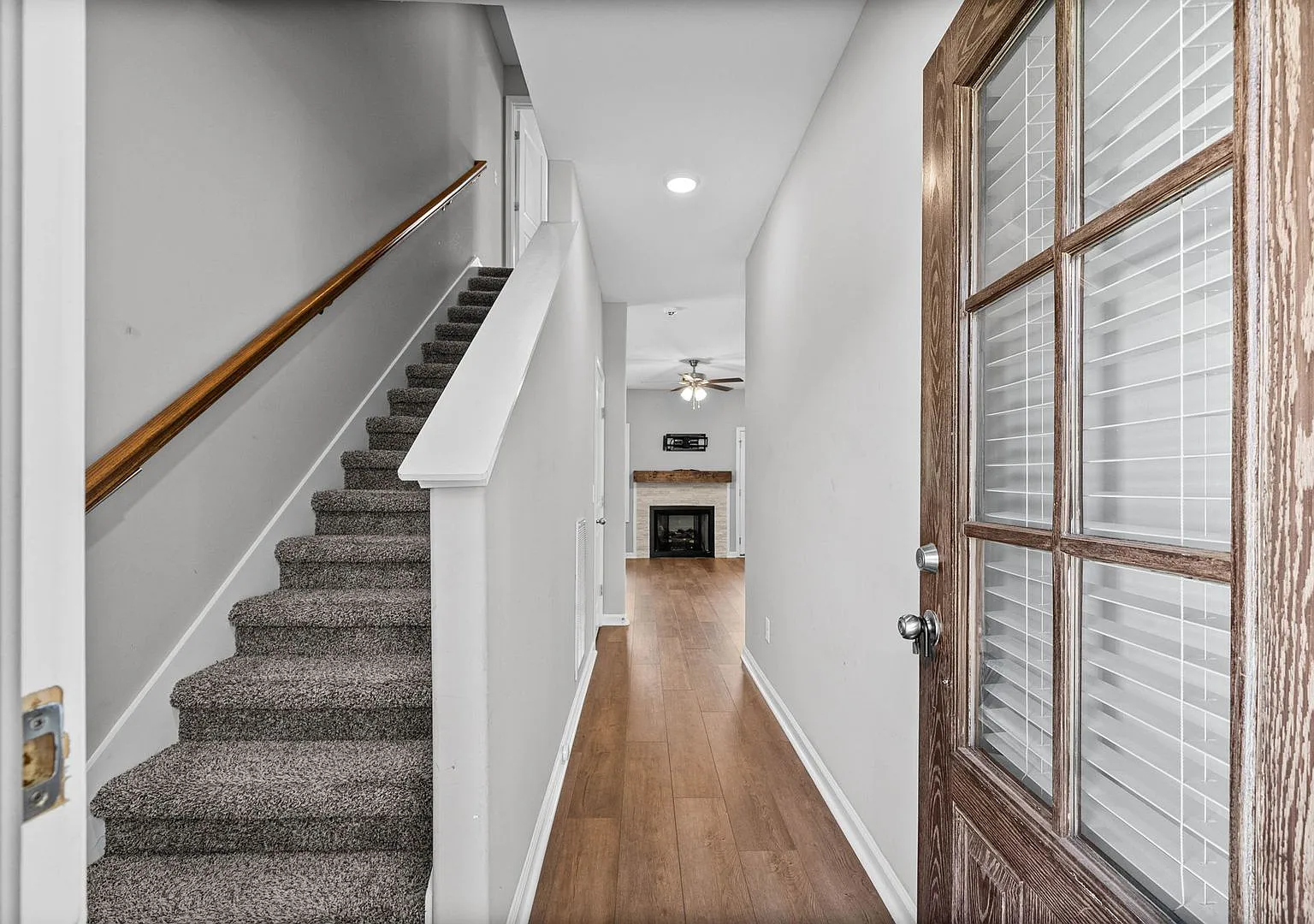 Spacious 3 bed/3bath Duplex Unit — Photo 4