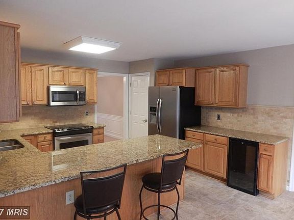 Breakfast Bar, Granite, SS Appliances, Wine Cooler