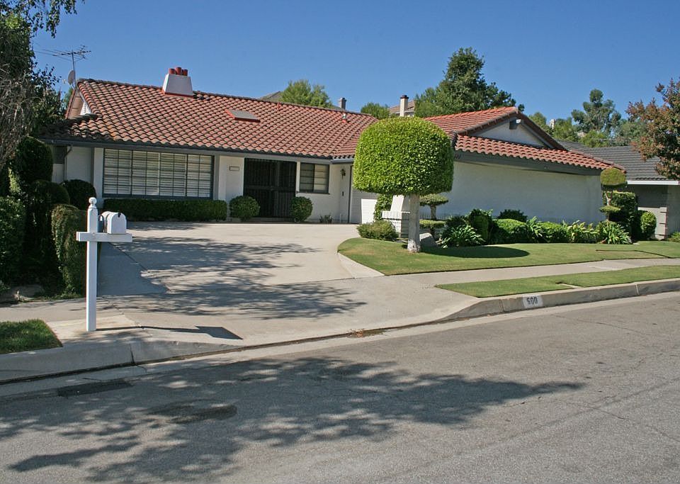 Single level home on 9800 sqft lot