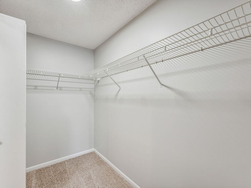 Closet-2 Bedroom Garden