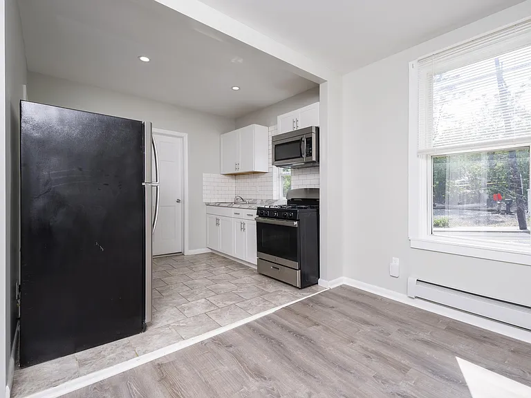 338 Saratoga St #2 — Photo 4