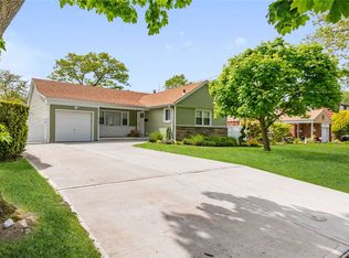 826 Dogwood Ave, Franklin Square, NY 11010