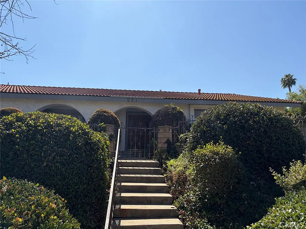3 bed, 2056 sqft, $3,750 — Photo 2