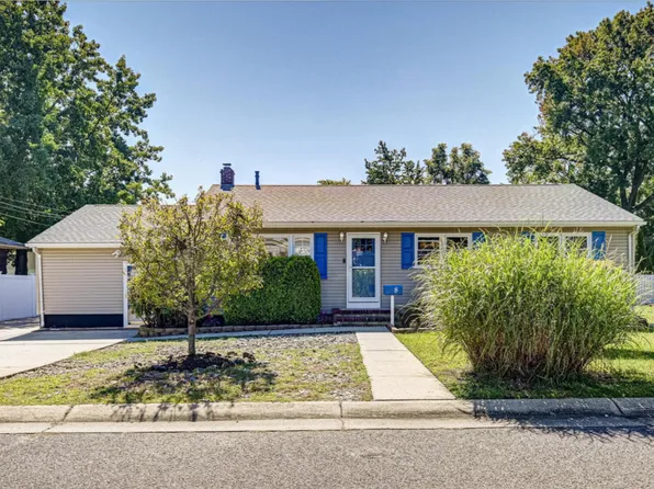 8 Poplar Street, Middletown, NJ 07748