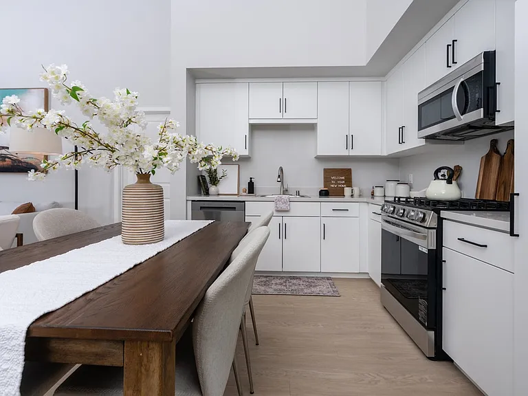 Downtown Ontario Luxury Apartments — Photo 46