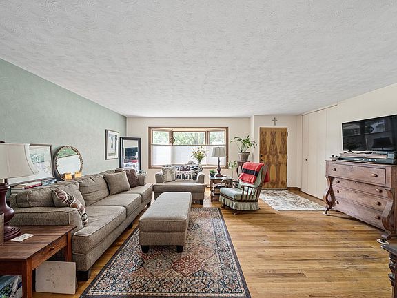 4th image of 1528 Crestwood Blvd