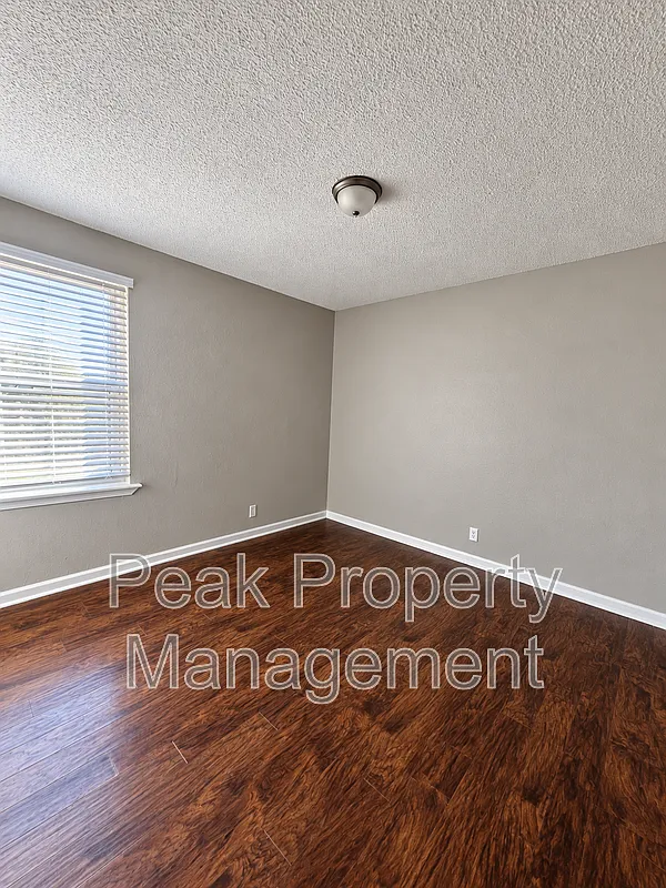2 bed, 1.0 bath, 900 sqft, $1,300 — Photo 4